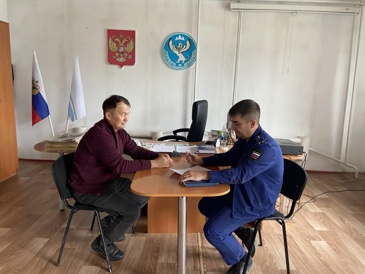 ⚡Прокурор Кош-Агачского района провел личный прием граждан в селе Беляши (Джазатор)