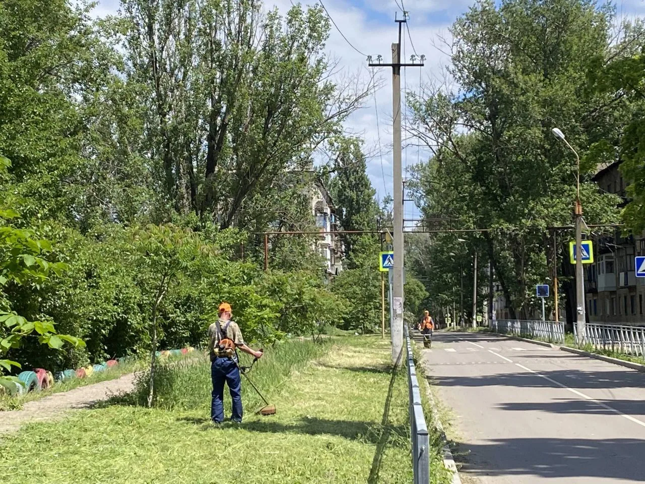 В городе Суходольск проводились работы по покосу травы вдоль проезжей части по улице Ст...