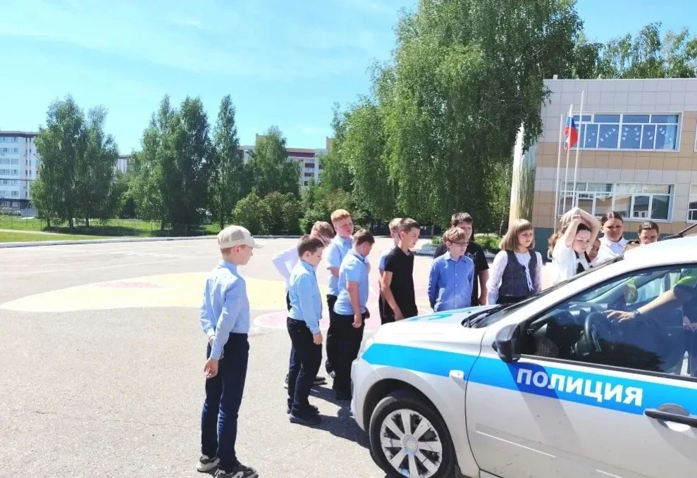 Школа с. Засечное: Профилактика ДТП В школе с. Засечное 20 мая  инспектор ГИБДД Маланьин Д. Н. прове