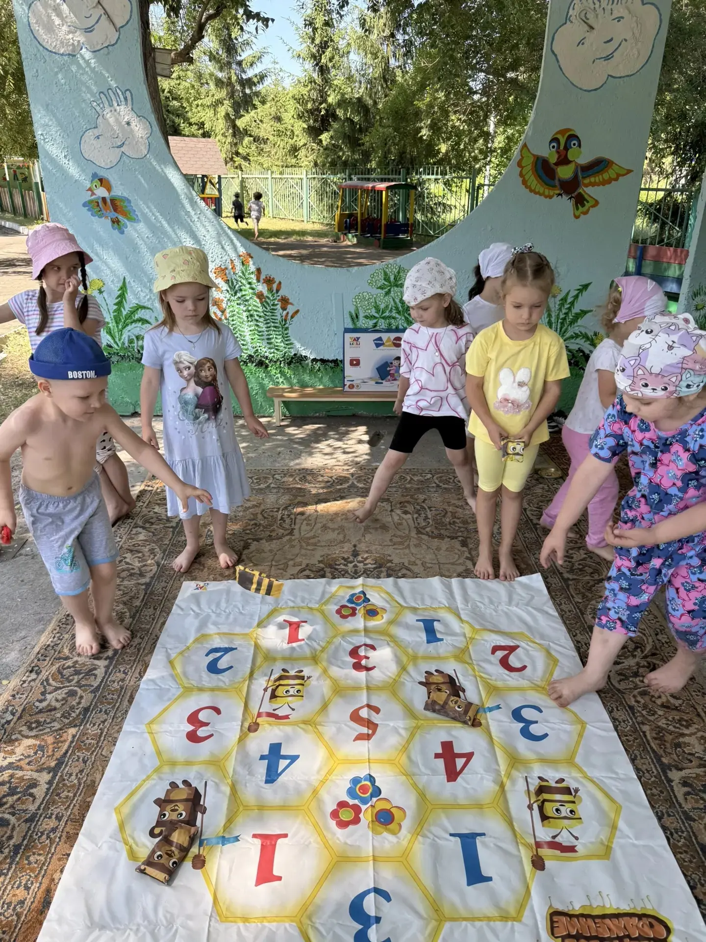 🙂☀️🙃Лето в нашем детском лагере продолжается! 
😎Сегодня заглянем на прогулочный участок средней г