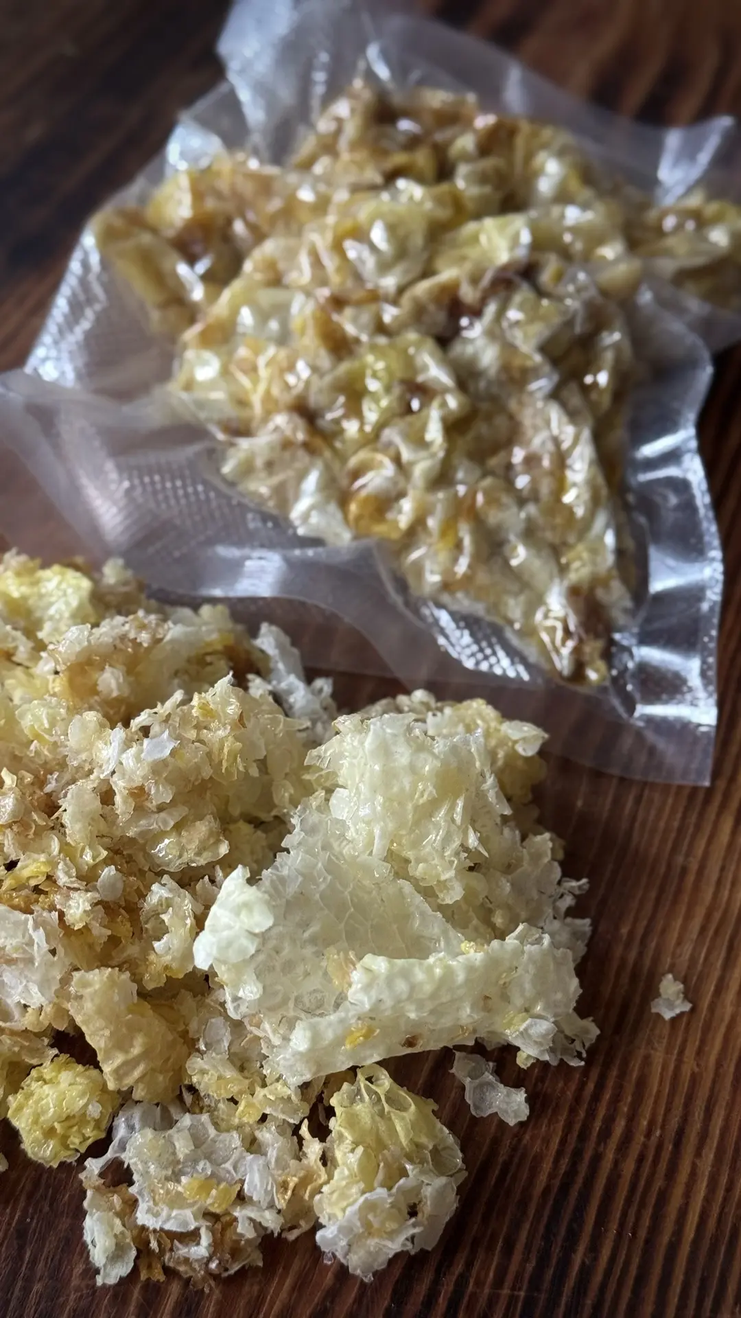 Давайте поговорим о пчелином забрусе. Что это такое и чем его едят? 🐝
