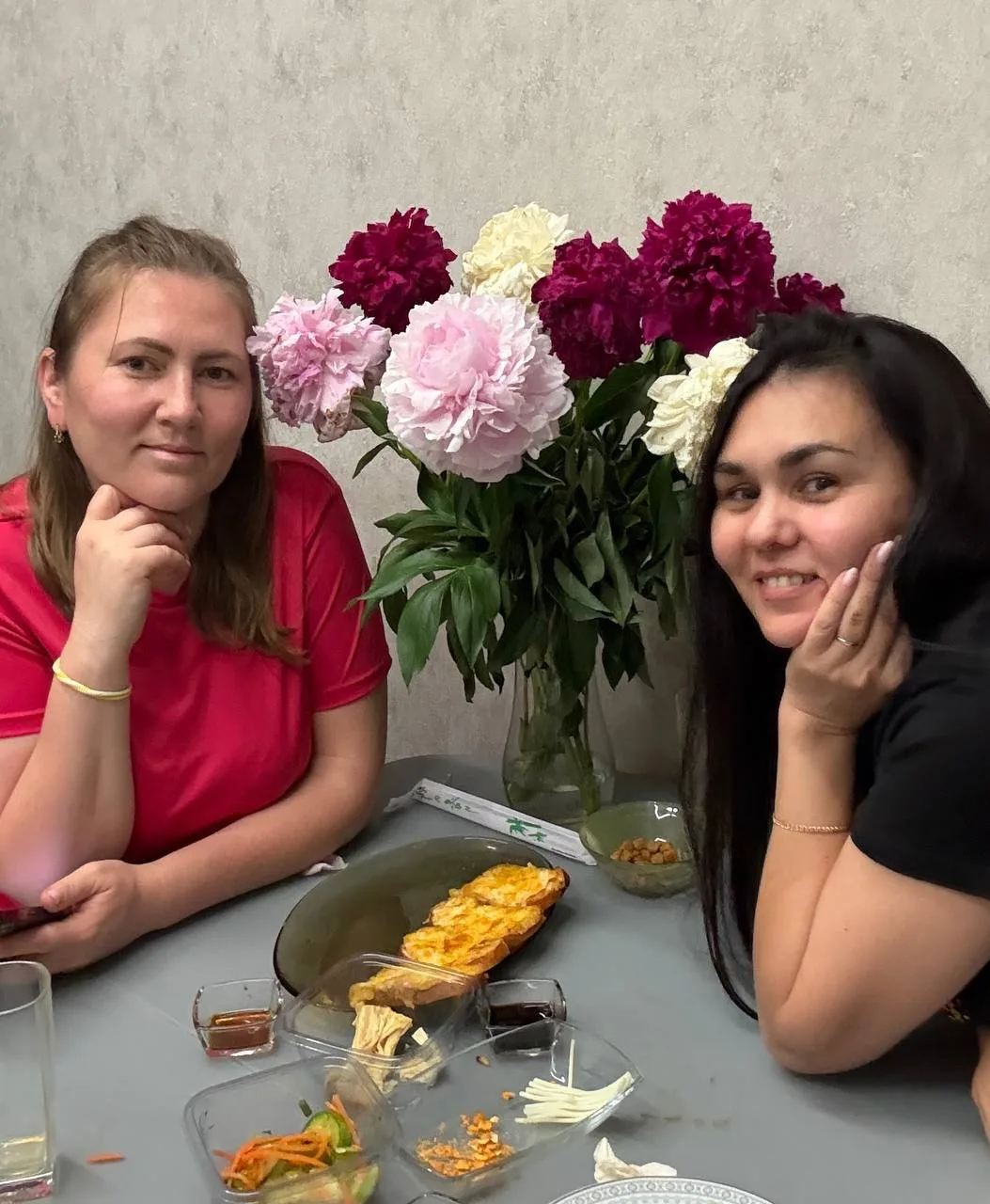 Марина говорит: «Не выходи в кружок под шафе».  
А я ей: «Да пусть люди видят, что мы такие же — про