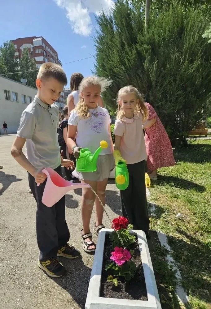 🌿 Традиция живет: первоклассники украшают школу.  Вот уже который год наши самые юные ученики дарят 