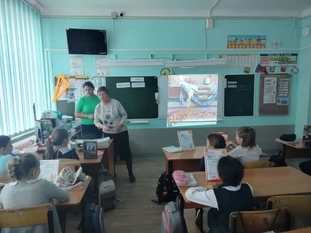 Сегодня во 2 «Б» классе прошёл трогательный и запоминающийся библиотечный урок «Дети войны».  Людмил