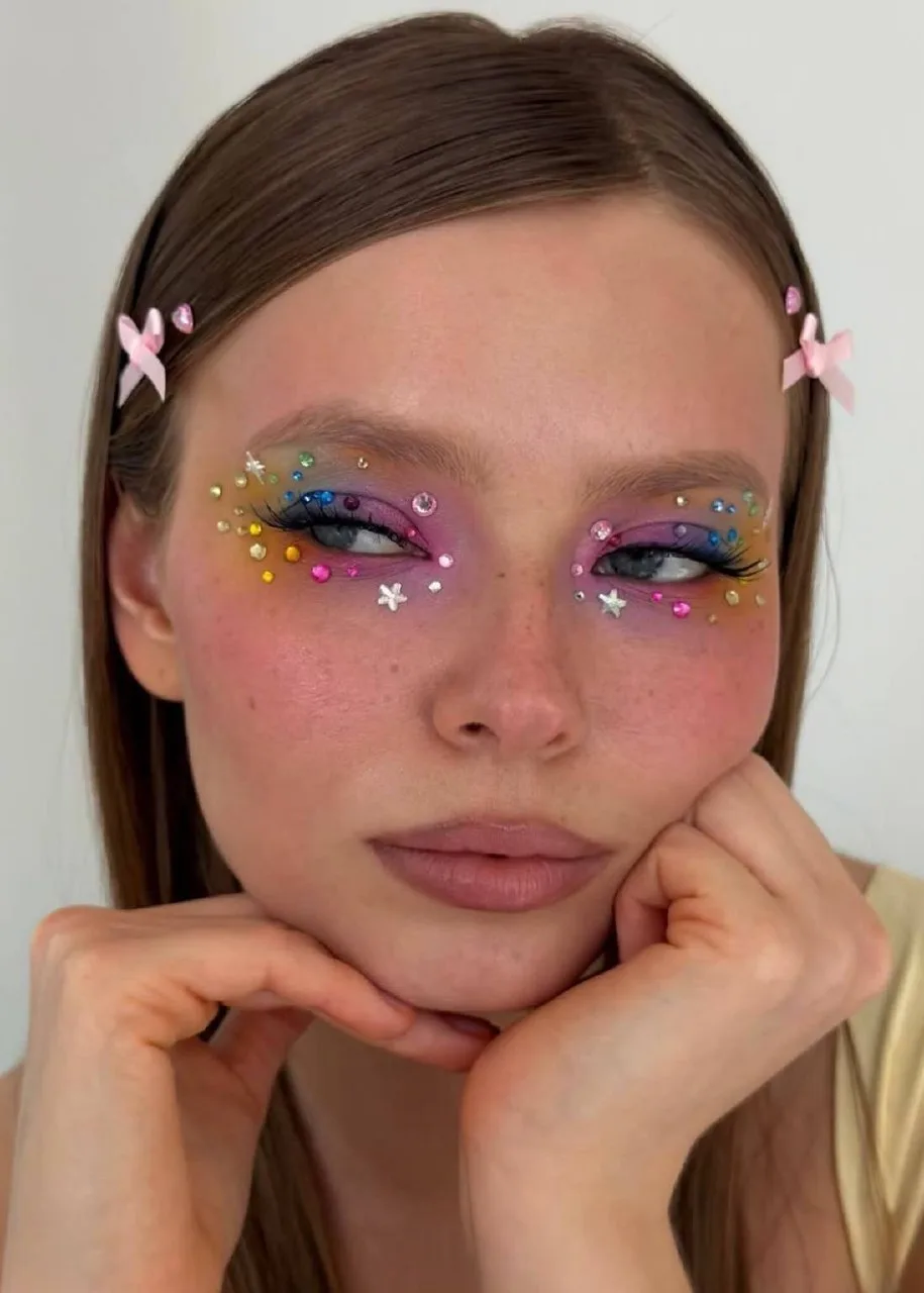 Конфетный мейк для летних вечеринок 🍭

Собрала подборку идей для вдохновения, где главное правило я
