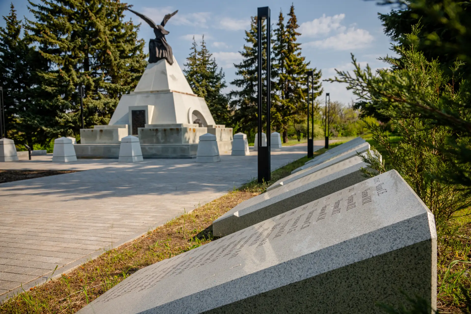 Возложил цветы к мемориалу «Острая Могила». Это особенное место на луганской земле. Здесь, среди тиш
