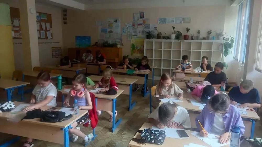 В рамка празднования Дня России ученики пришкольного лагеря «Городок»,по инициативе советника директ