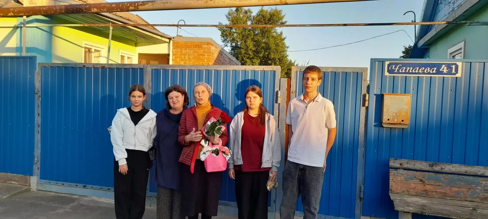 Учащиеся 8 А и 8 Б классов поздравили с Днем учителя ветерана педагогического труда Юрч...