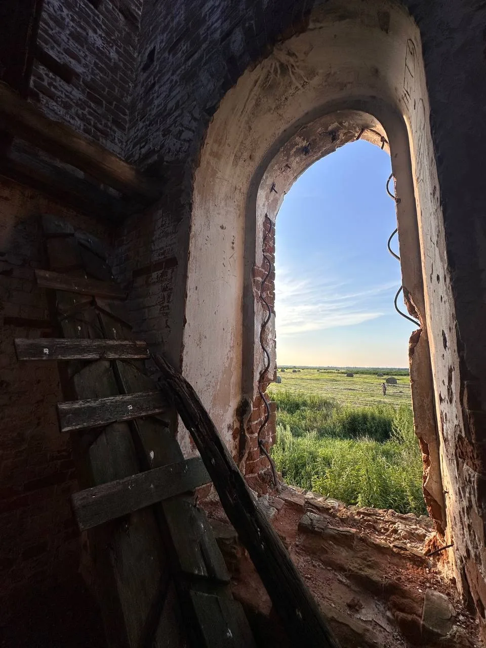 Такой вот еще один старинный Никольский храм. Очень красивый. Но сейчас полностью заброшенный, разру