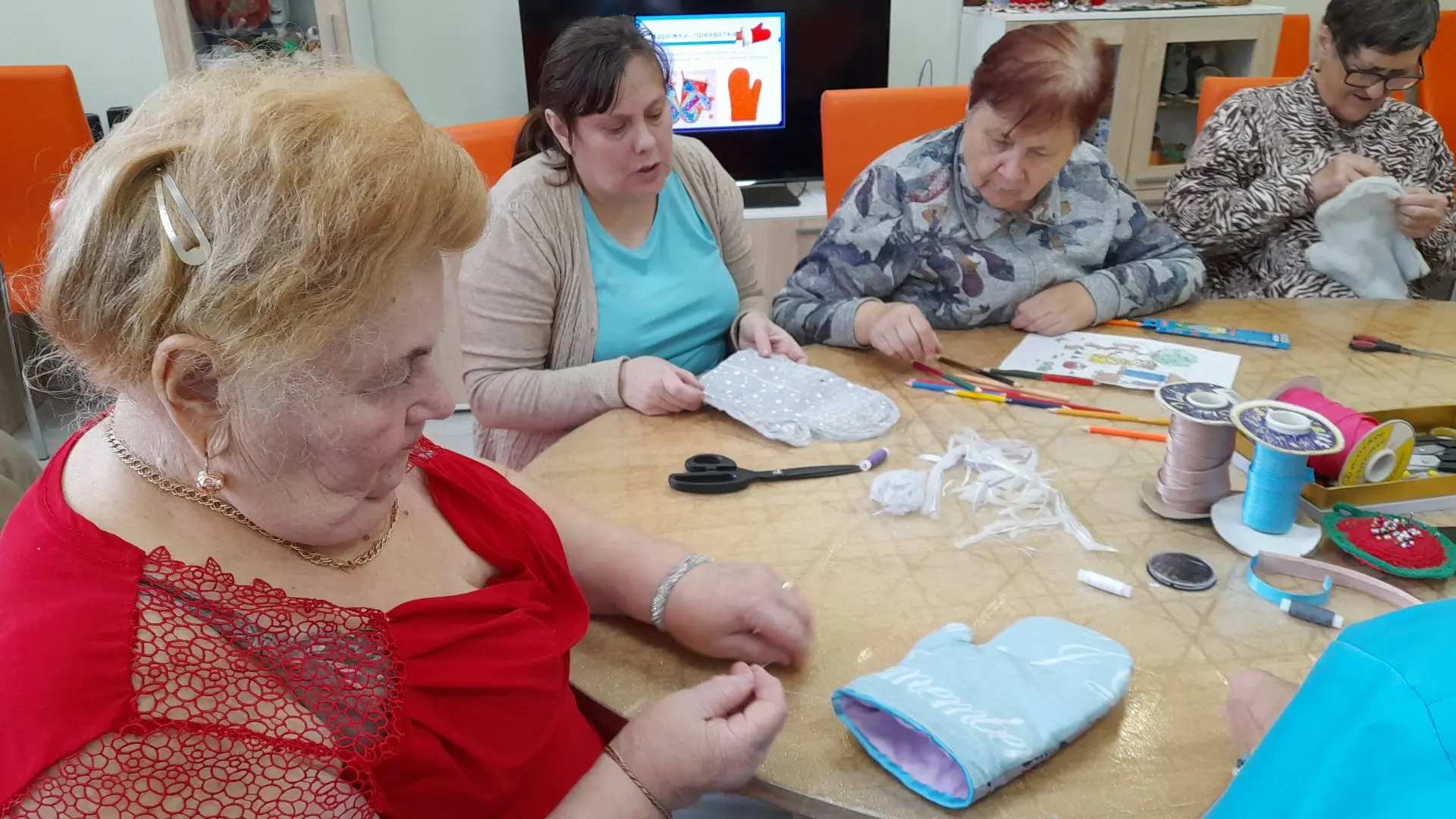 В процессе приготовления пищи нам неизбежно требуется приспособление, чтобы брать горячую посуду. 
И