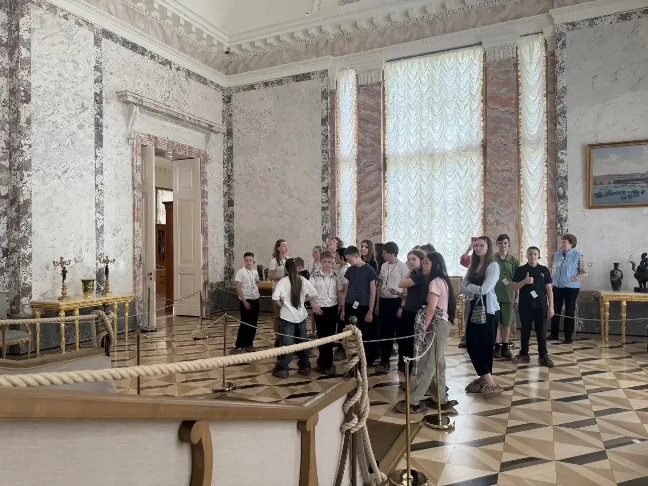 🏛️ 6А: погружение в эпоху последнего императора 👑  19 мая 6А класс под руководством Анны Владимировн