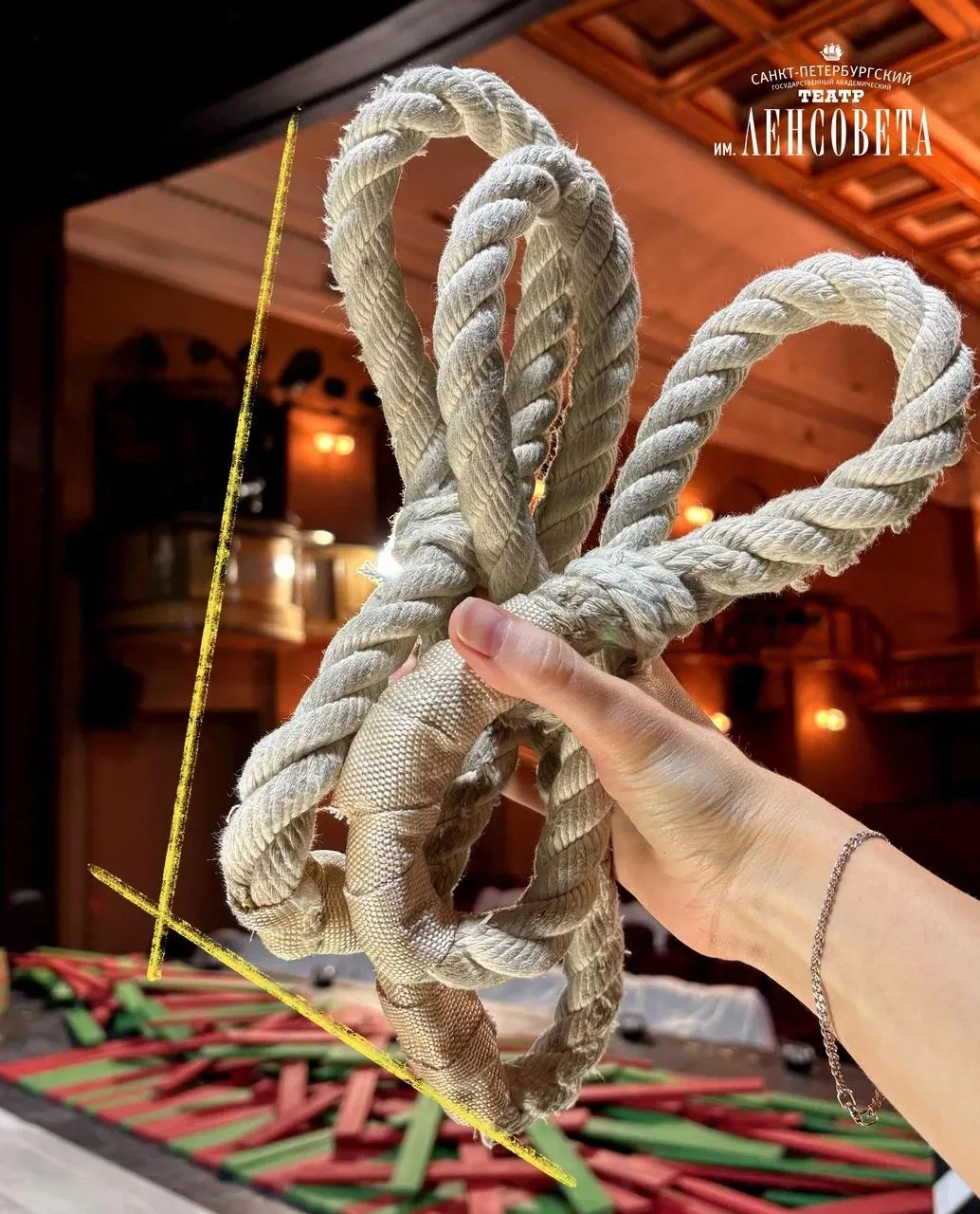 Из чего сделан спектакль «Недоросль»? 🥺  Красный и зелёный цвет преобладают, фактура — обручальное к