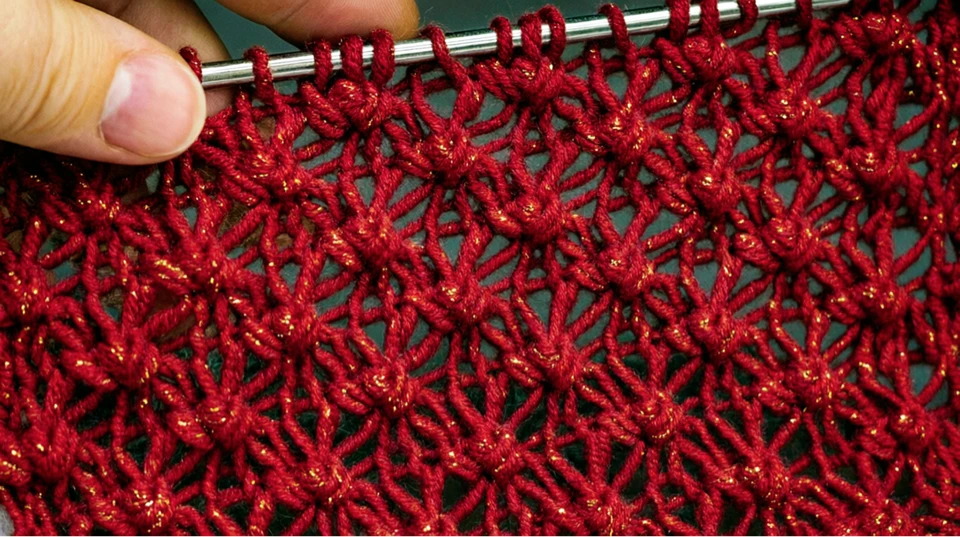 🧶 «БУТОНЫ РОЗ» — ажур с характером  📌 Нарядный ажурный узор с изящными бутонами, которые напоминают 