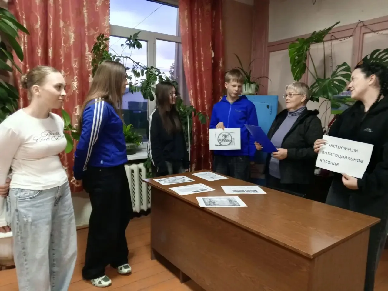 4 сентября в Павлов-Хуторском СДК прошла беседа " Россия против террора". Терроризм - э...