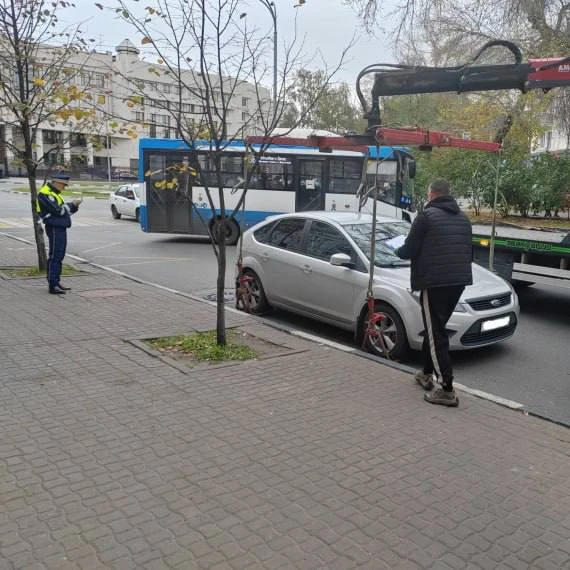 🚨 В Ульяновске начали эвакуировать автомобили, припаркованные с нарушениями