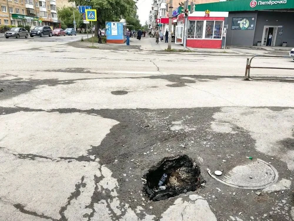 Часть колодца обвалилась на Горького около остановки «Юбилейного». Будьте внимательны!