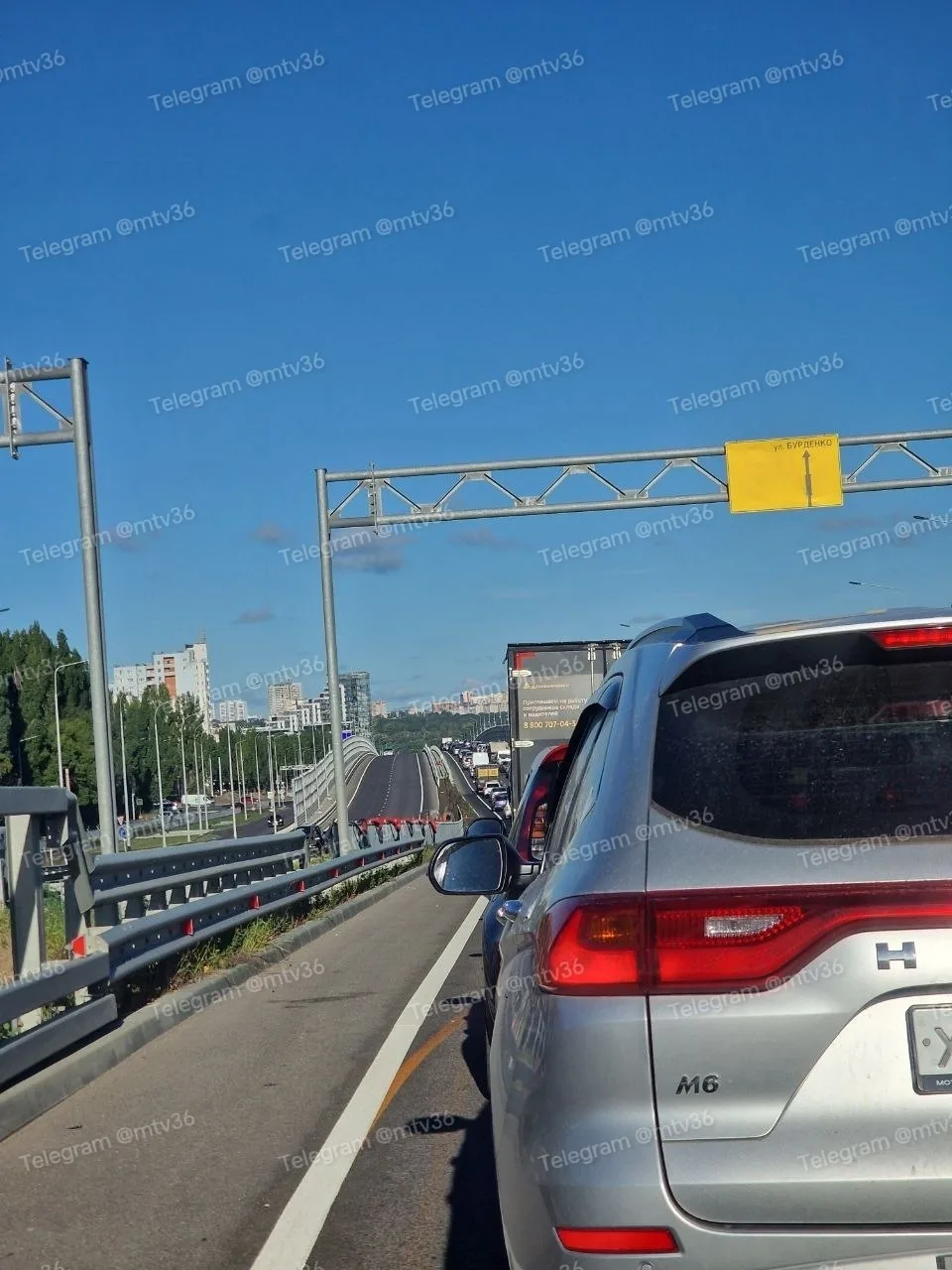 🤬 Водители, закладывайте + час в пути из-за серьезной пробки на Остужевской развязке