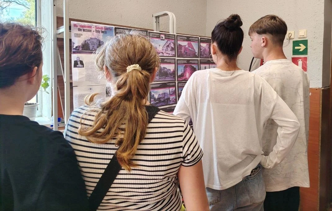 В библиотеке села Бойкое  оформлена документальная фотовыставка «Мы обвиняем — только ф...