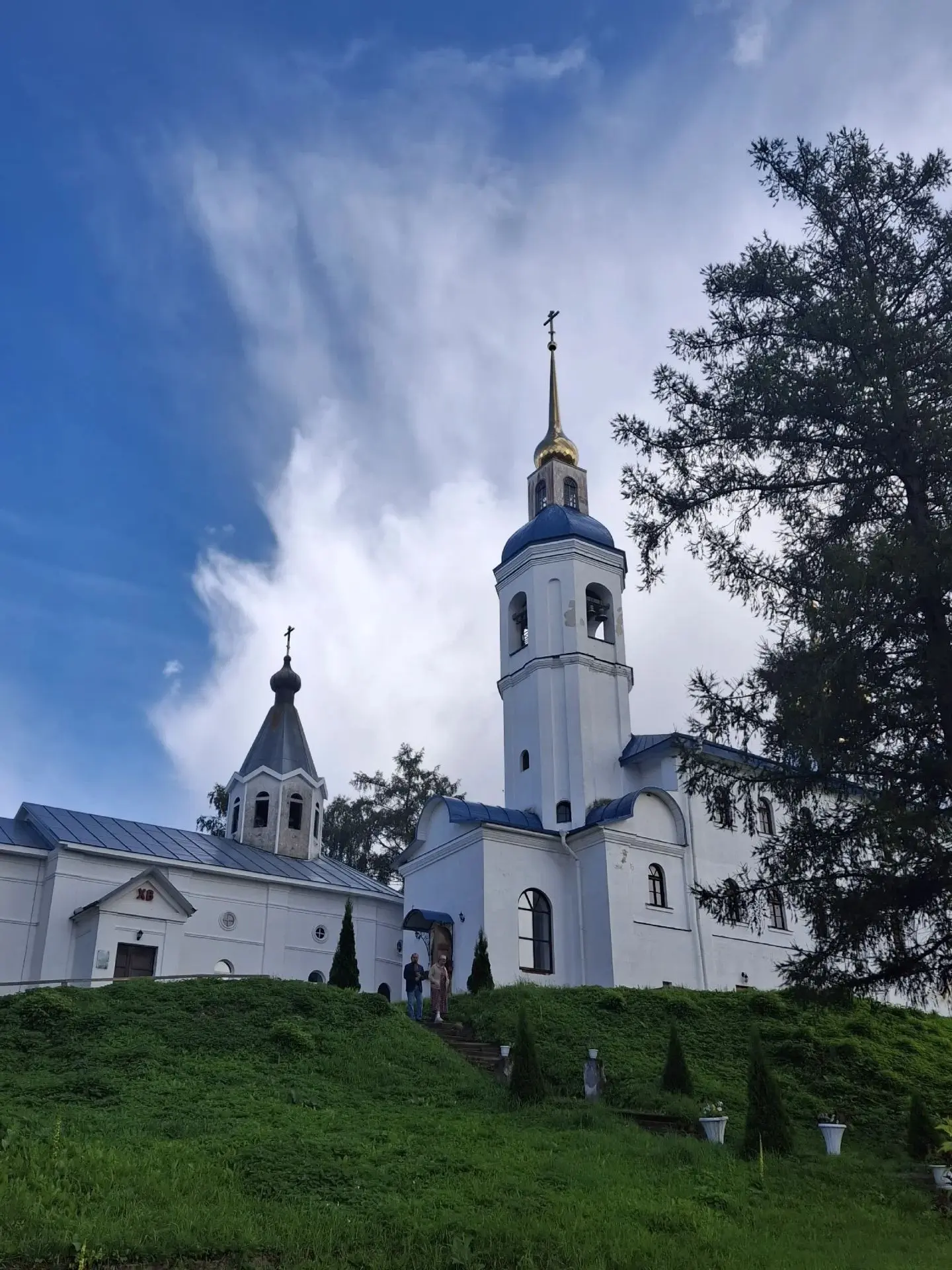 Батюшка постоянно проводит какие-то мероприятия, экскурсии.