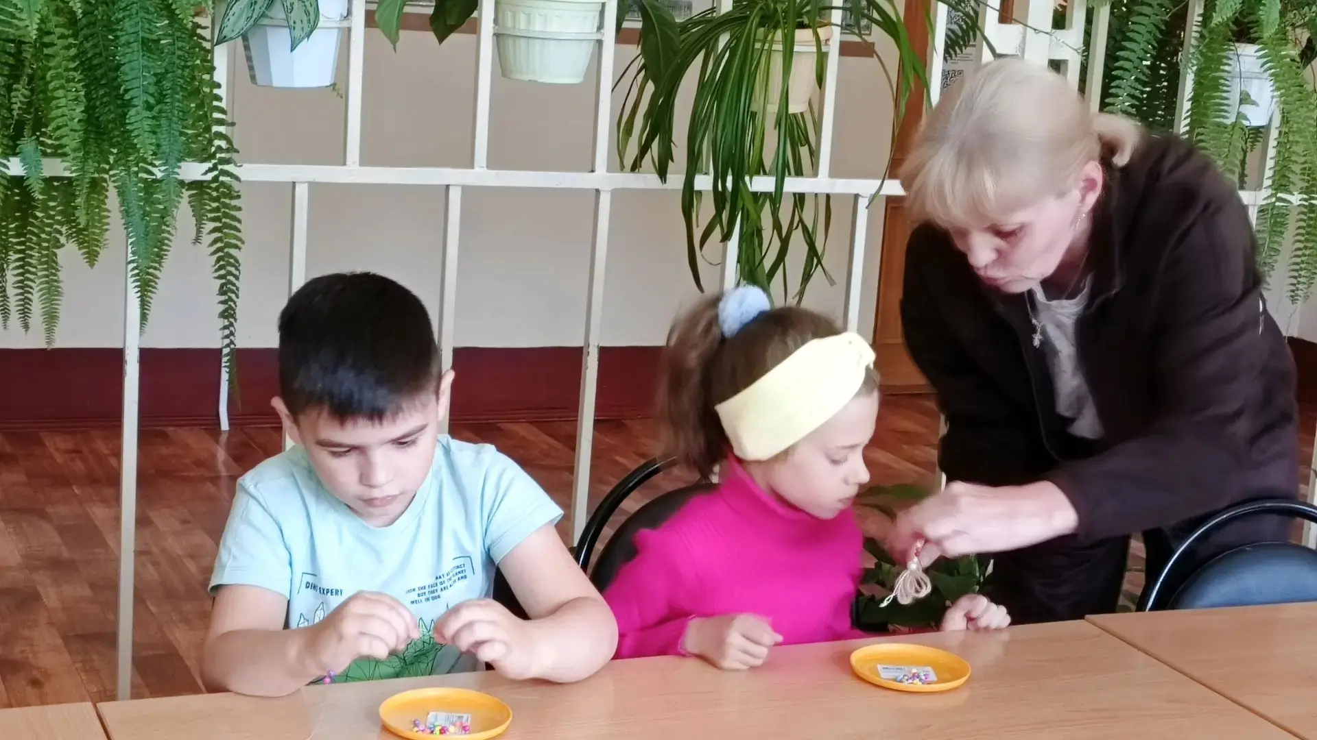 ✨ День творчества в лагере: человечки из бусин и цветочки из лент! ✨