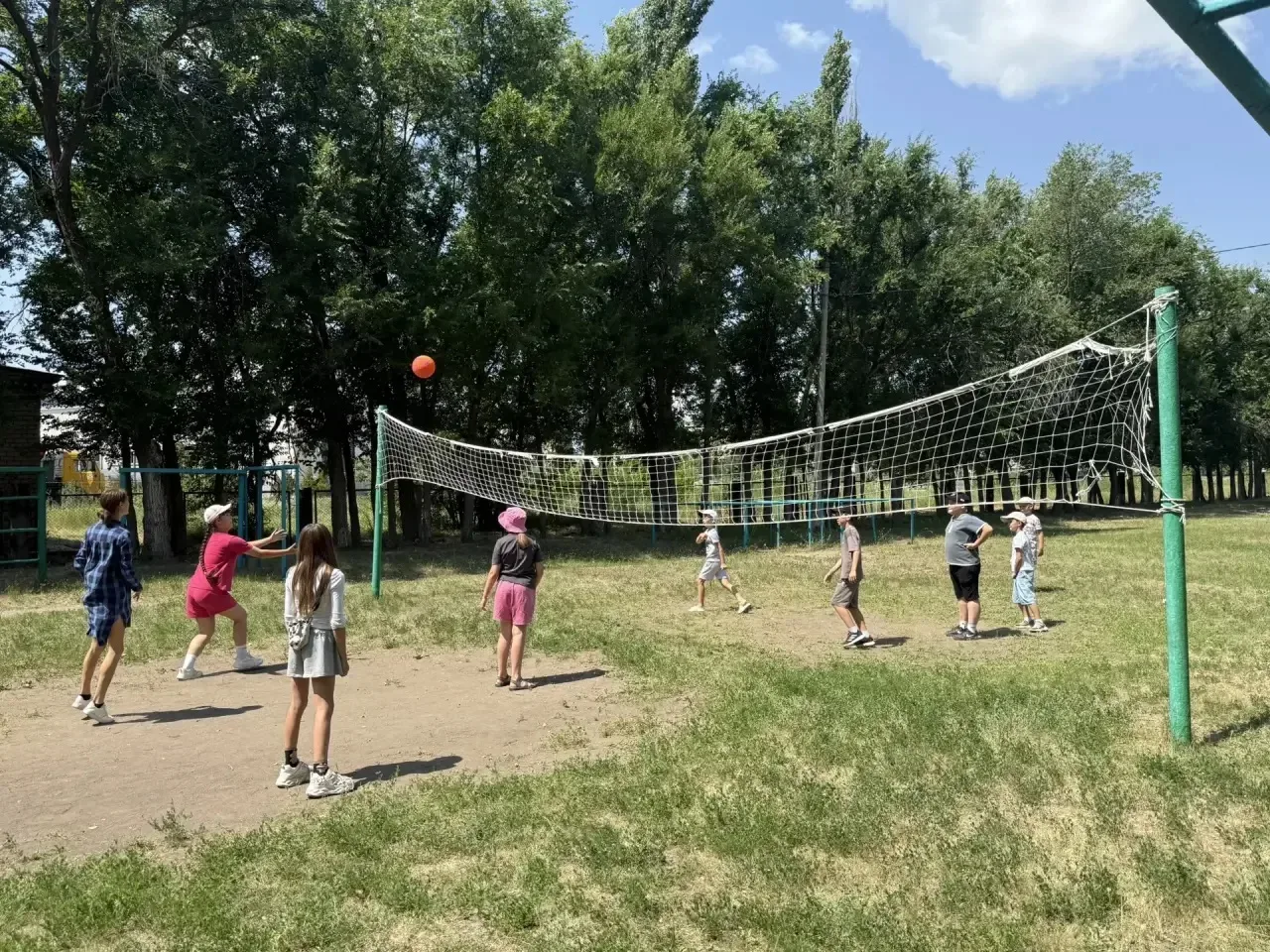 ☀️ Ещё один яркий день в пришкольном лагере «Робинзоны»! 🌿
Сегодняшний день прошёл интересно, актив