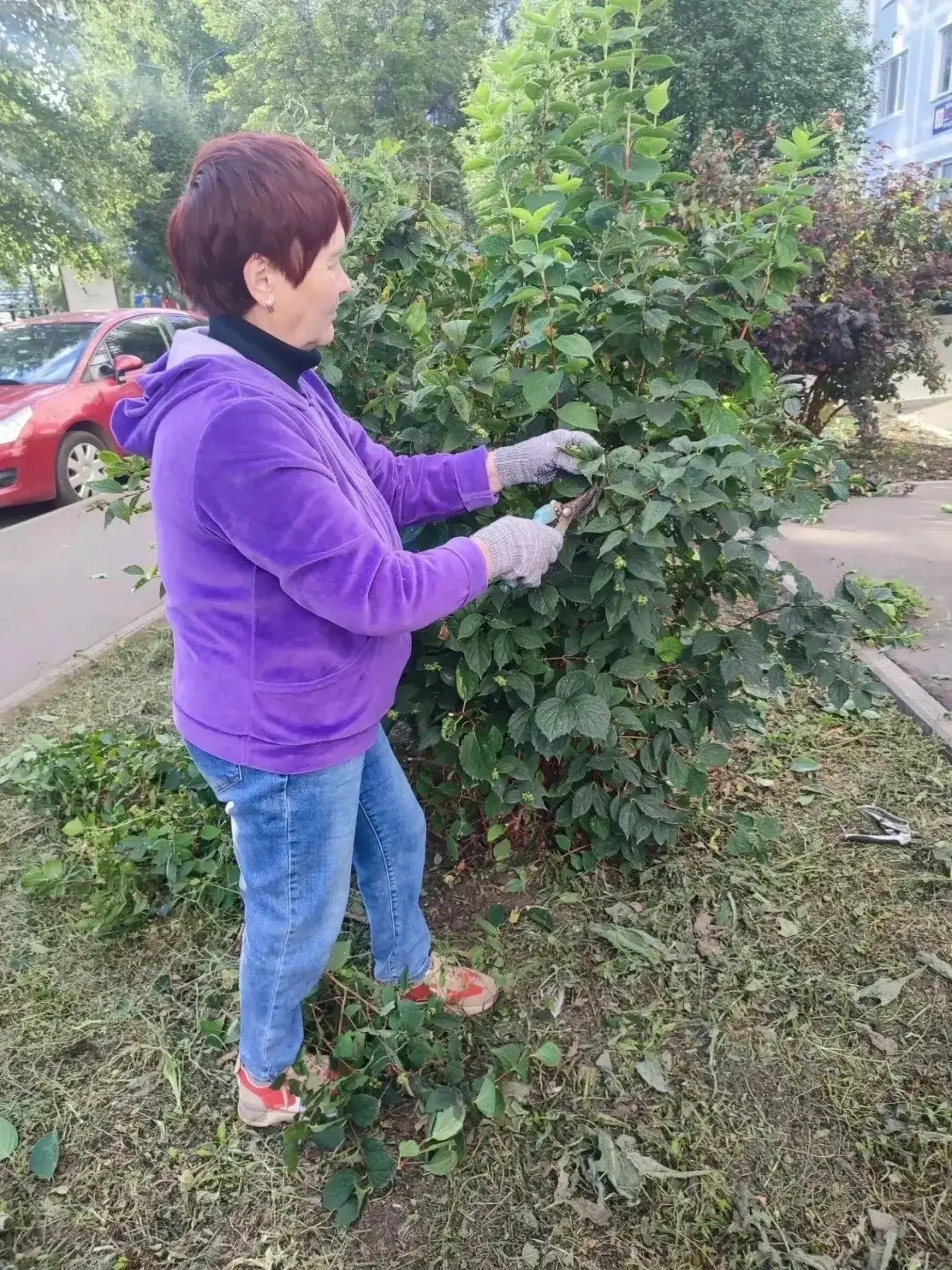 Жители дома №26 по улице Менделеева дружно вышли на большой субботник, чтобы привести в...