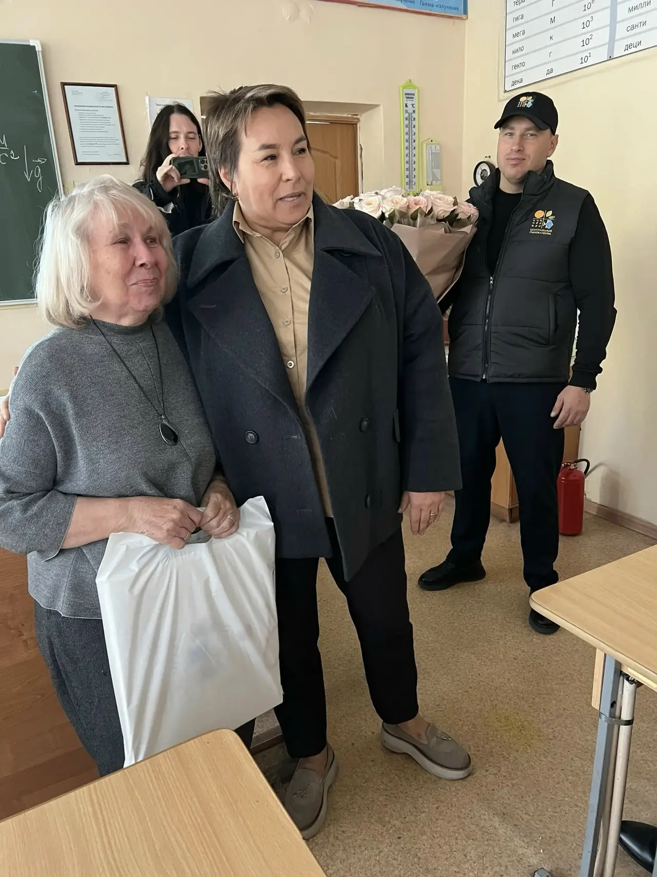 ФИЗИКА ЕЕ ЖИЗНИ: 50 ЛЕТ СЛУЖЕНИЯ ШКОЛЕ