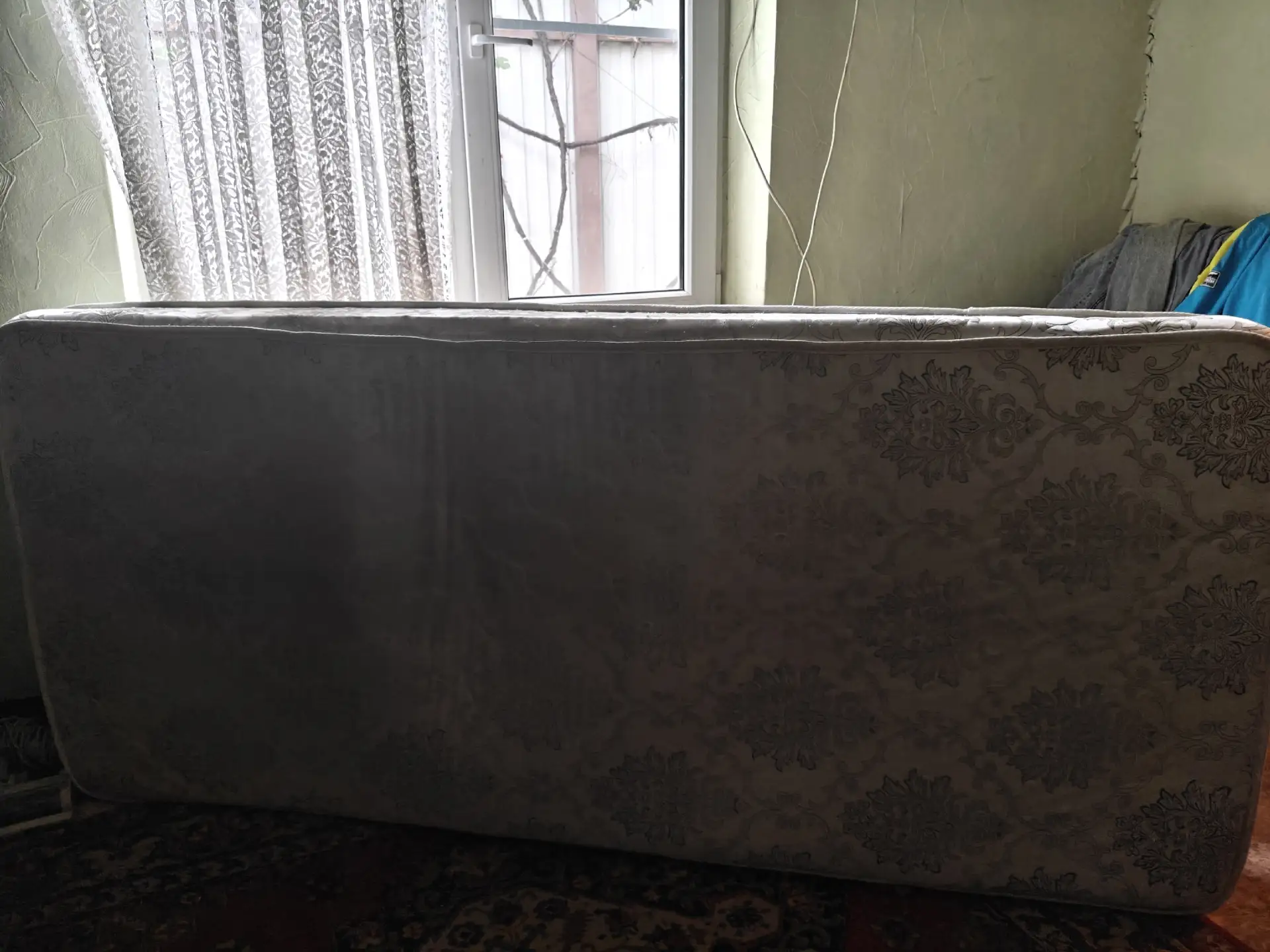 Матрас пружинный. Не грязный. Просто свет так падает.