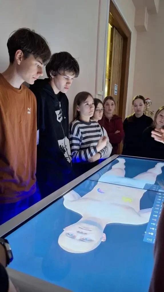 Путешествие сквозь века и высоты! Наши десятиклассники в Москве! 🌃   Вчера ребята побывали на кафедр