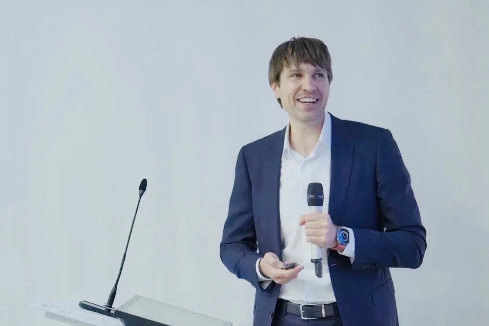 Каникулы? Только не для нашего директора!  🚀 Пока наши школьники наслаждаются отдыхом и набираются с