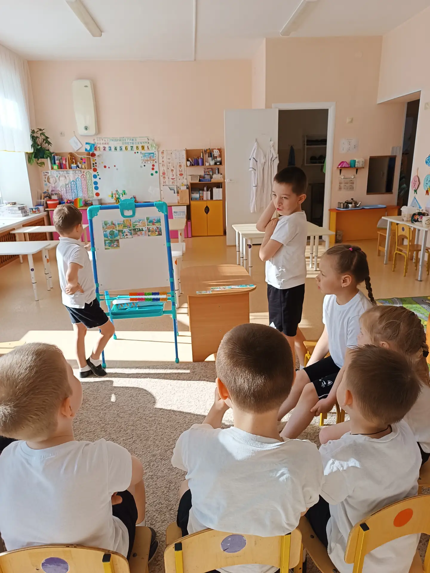 "А кто сможет рассказать ребятам сказку?" - такой вопрос мы задали детям, когда в очере...