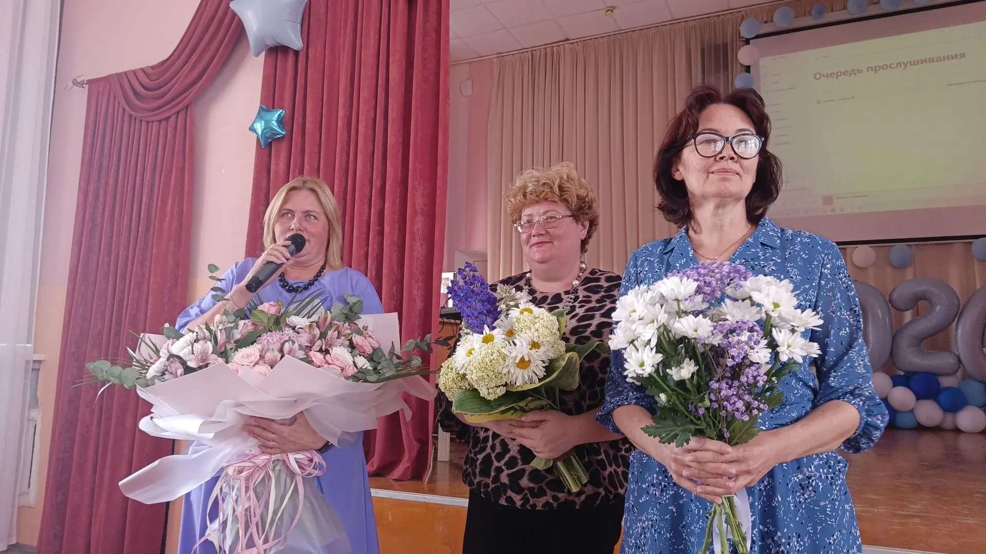 ✨26 июня, в МАОУ Школа 85 прошло вручение аттестатов.
 Кто-то из ребят сегодня ставит точку в школьн