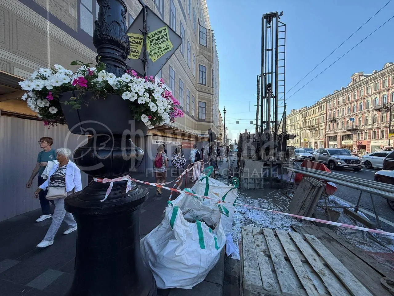 На Невском проспекте впервые за последние годы начали бурить скважины для строительства метро. Работ