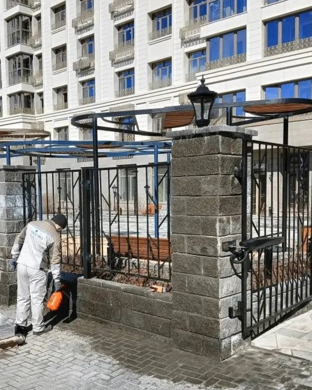 Снег сошел, но работы на придомовых территориях меньше не стало. Мастера и дворники уже...