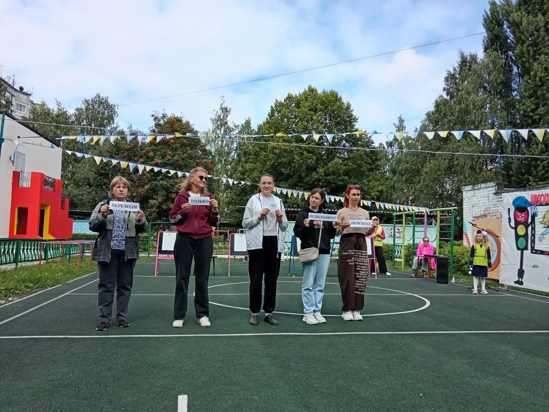 🚦👫В нашем ДОУ прошло детско - родительское развлечение "Школа светофорных наук". Дети...