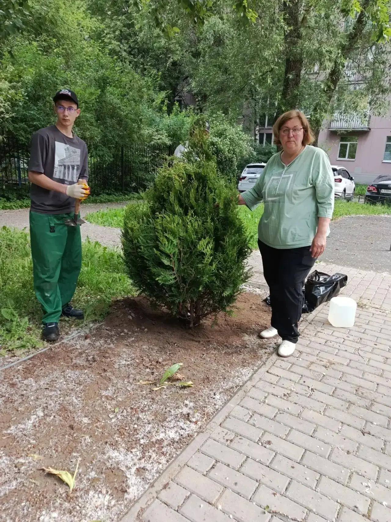 Сегодня Глава МО Малая Охта Александра Маневич лично курировала работу трудового отряда при посадке 