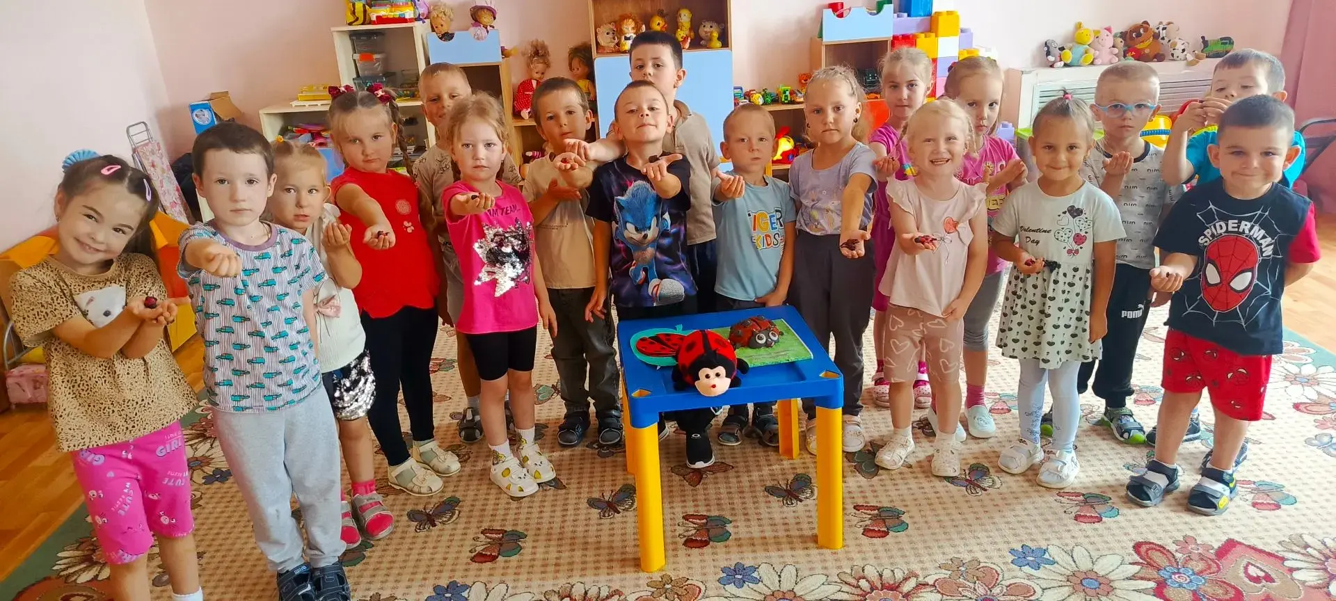 В группах «Звёздочки» и «Ромашка» прошёл познавательный день, посвящённый божьим коровкам. Ребята от