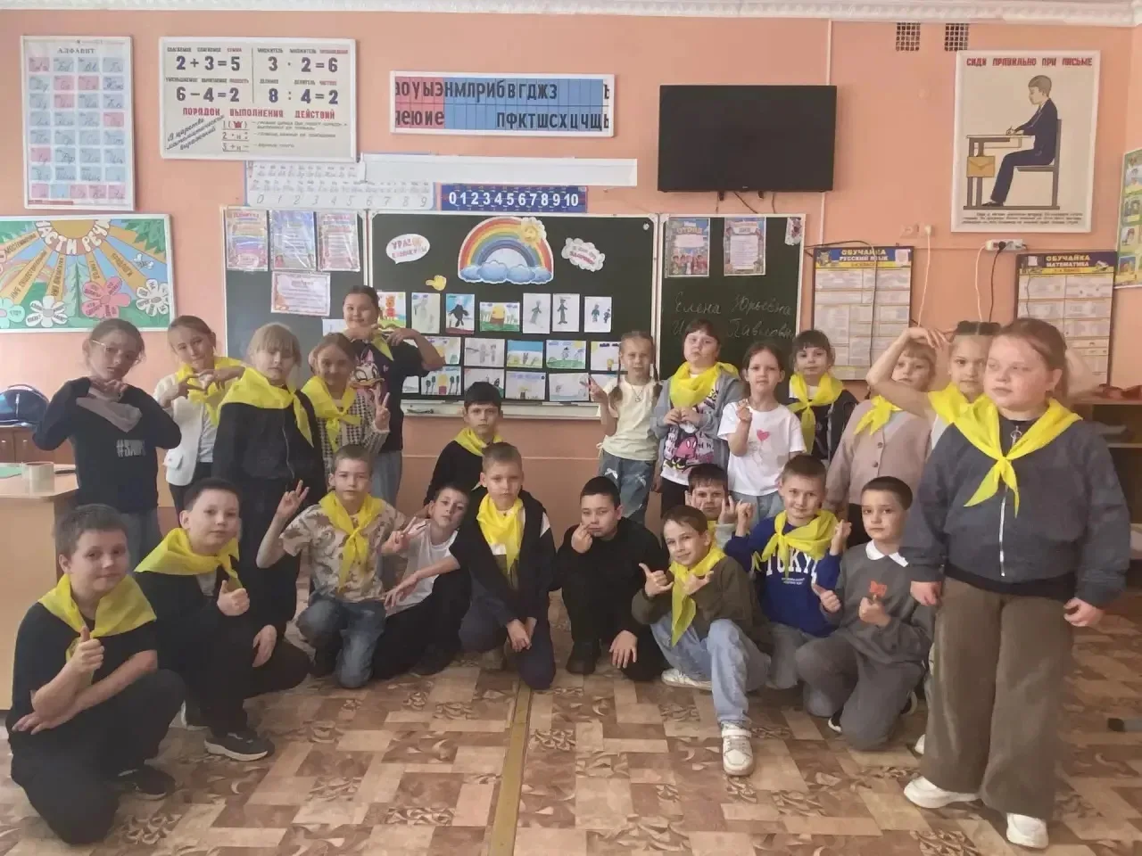 Вот и прошёл второй день нашего школьного лагеря. И он получился невероятно весёлым!

Всё началось с