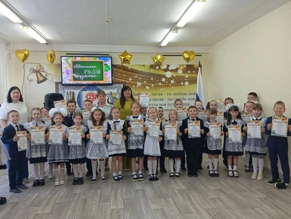 🎈📚 Прощай, первый класс!  Сегодня в 1 корпусе прошла торжественная линейка, посвящённая окончанию уч