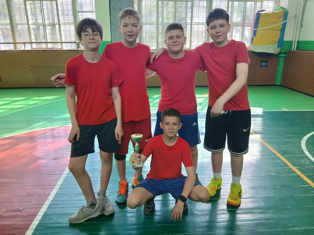 Все спортивные достижения учеников нашей школы посвящены Дню Победы!   Сборная команда по футболу за