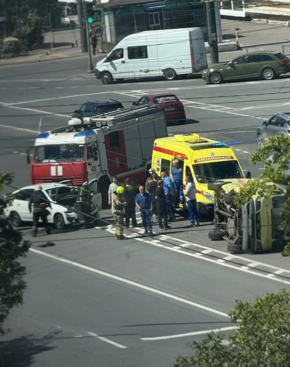 В Невском районе лихач на "Гранте" протаранил и перевернул реанимобиль

В Невском районе Санкт-Петер