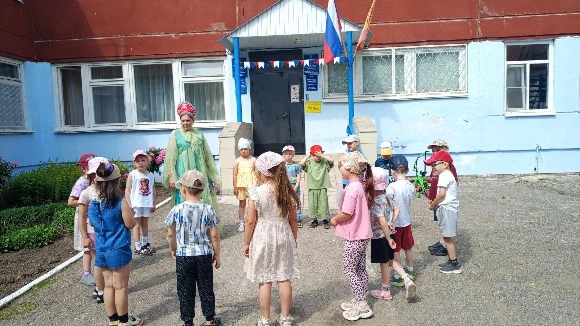 Сегодня в нашем детском саду прошёл праздник, посвящённый Дню России!
Ребята познакомились с историе