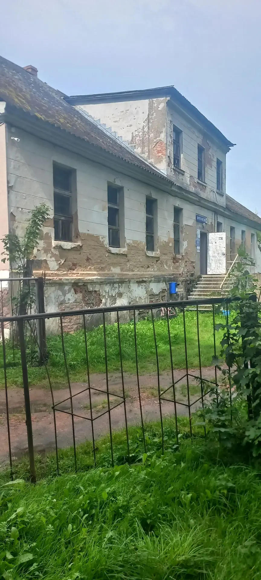 Похоже, Почта России решила внедрить «руинный стиль» в архитектуру — теперь даже ожидан...