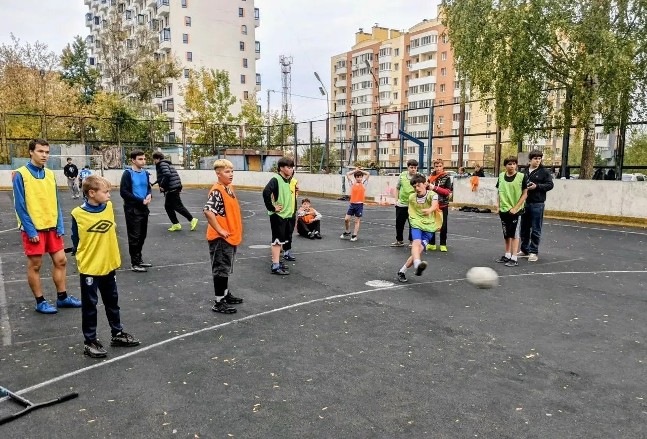 В воскресенье на спортплощадке детско-подросткового клуба "Правобережье" прошел турнир ...