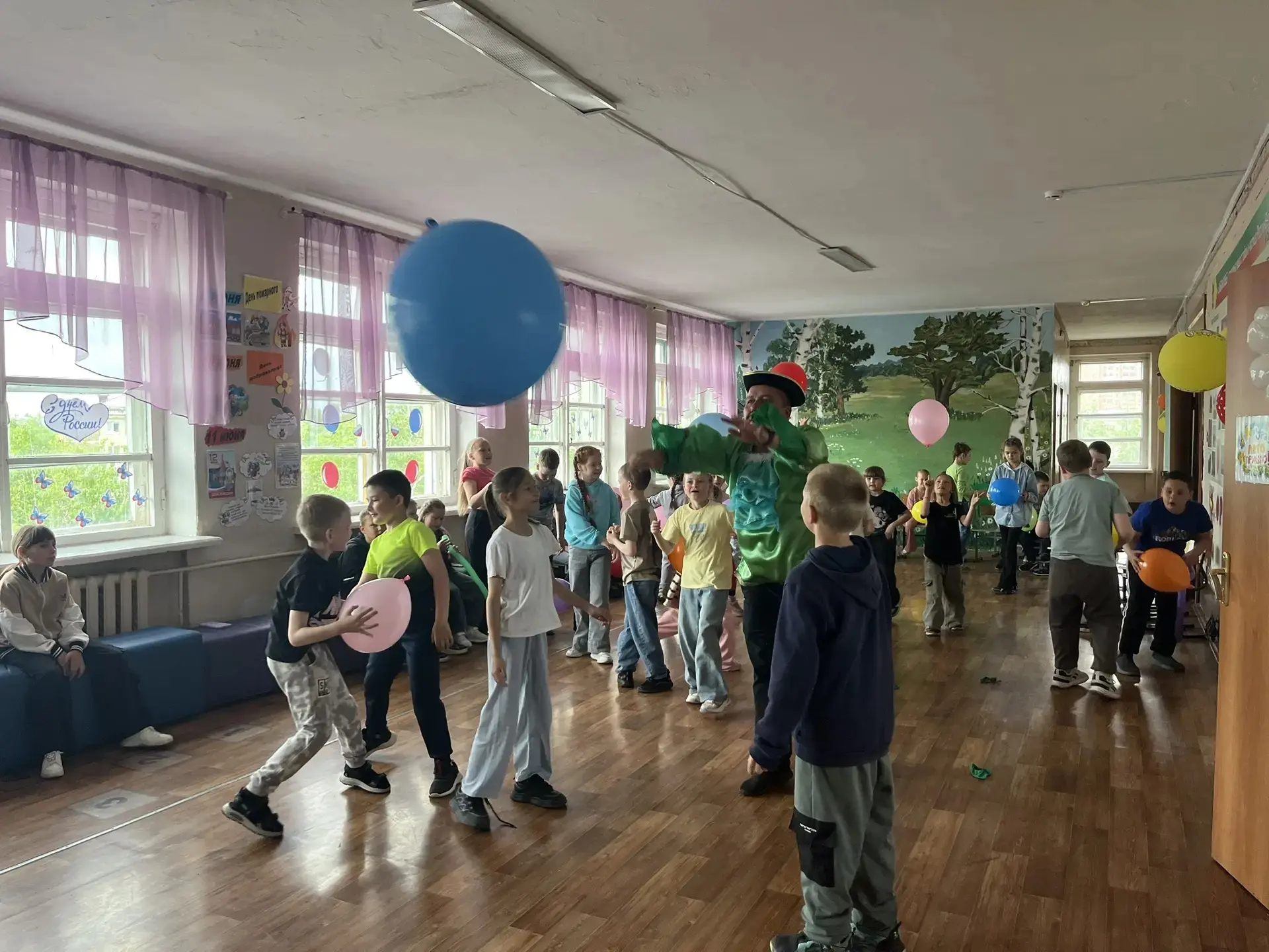 18 июня у нас в лагере прошел день семьи🧑‍🧑‍🧒‍🧒
Наш день начался с веселой зарядки. После зарядк