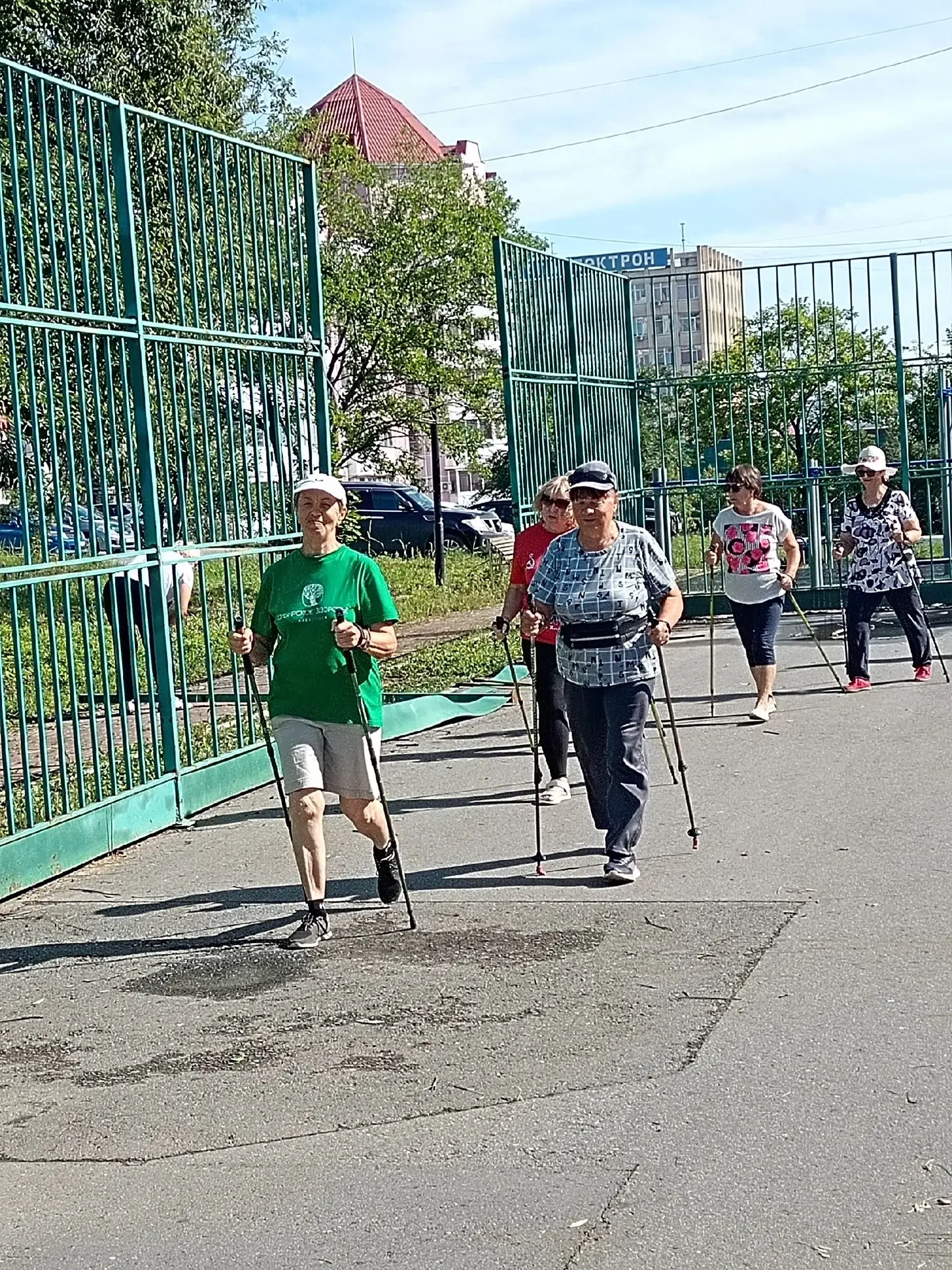 Занятие по скандинавской ходьбе прошло для пенсионеров на площадке по ул. Тихоокеанская...