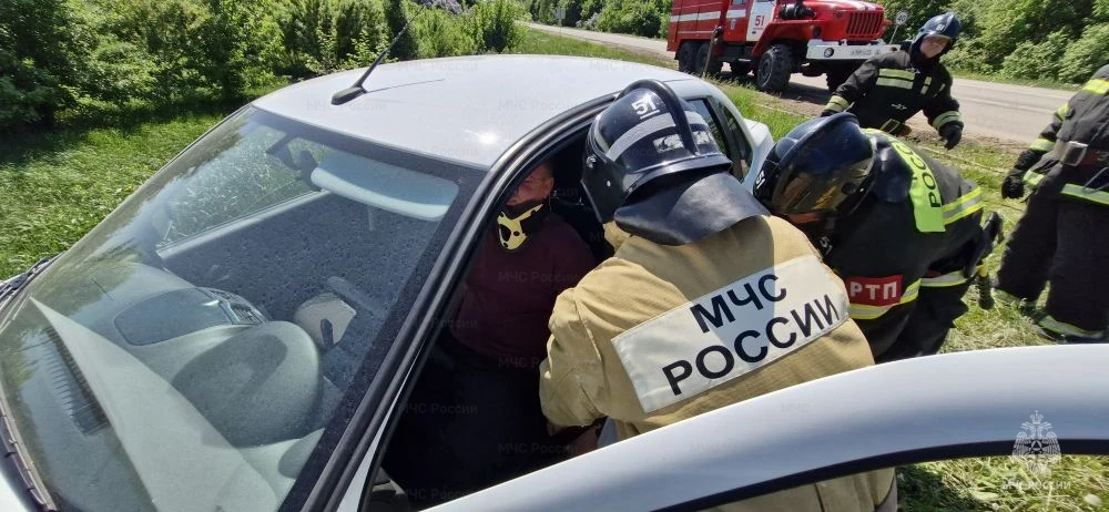 🚘Спасатели провели тренировку по ликвидации последствий ДТП в Куркинском районе  В целях повышения э