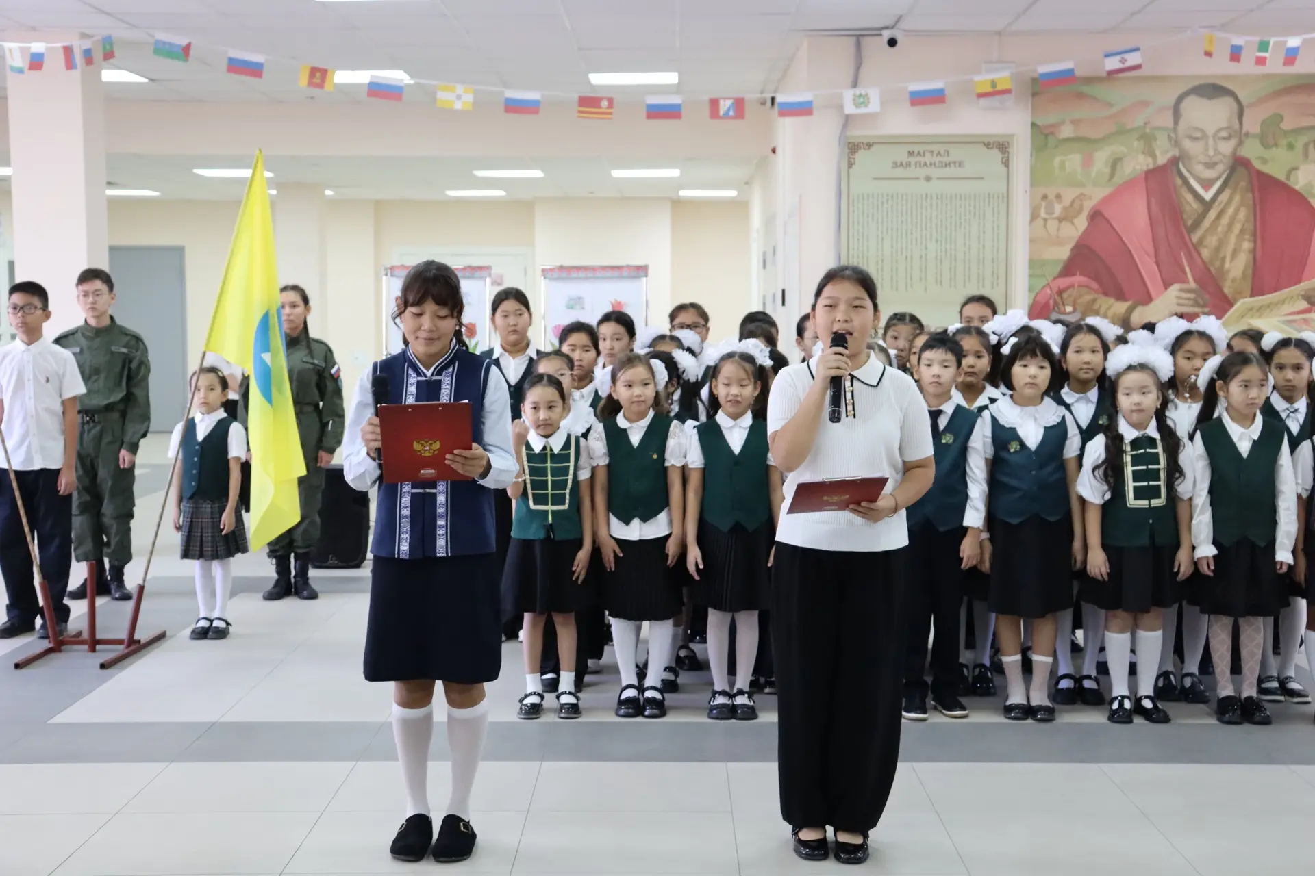 🇷🇺🇷🇺🇷🇺Традиционно неделя в гимназии началась с линейки, посвящённой выносу флагов...