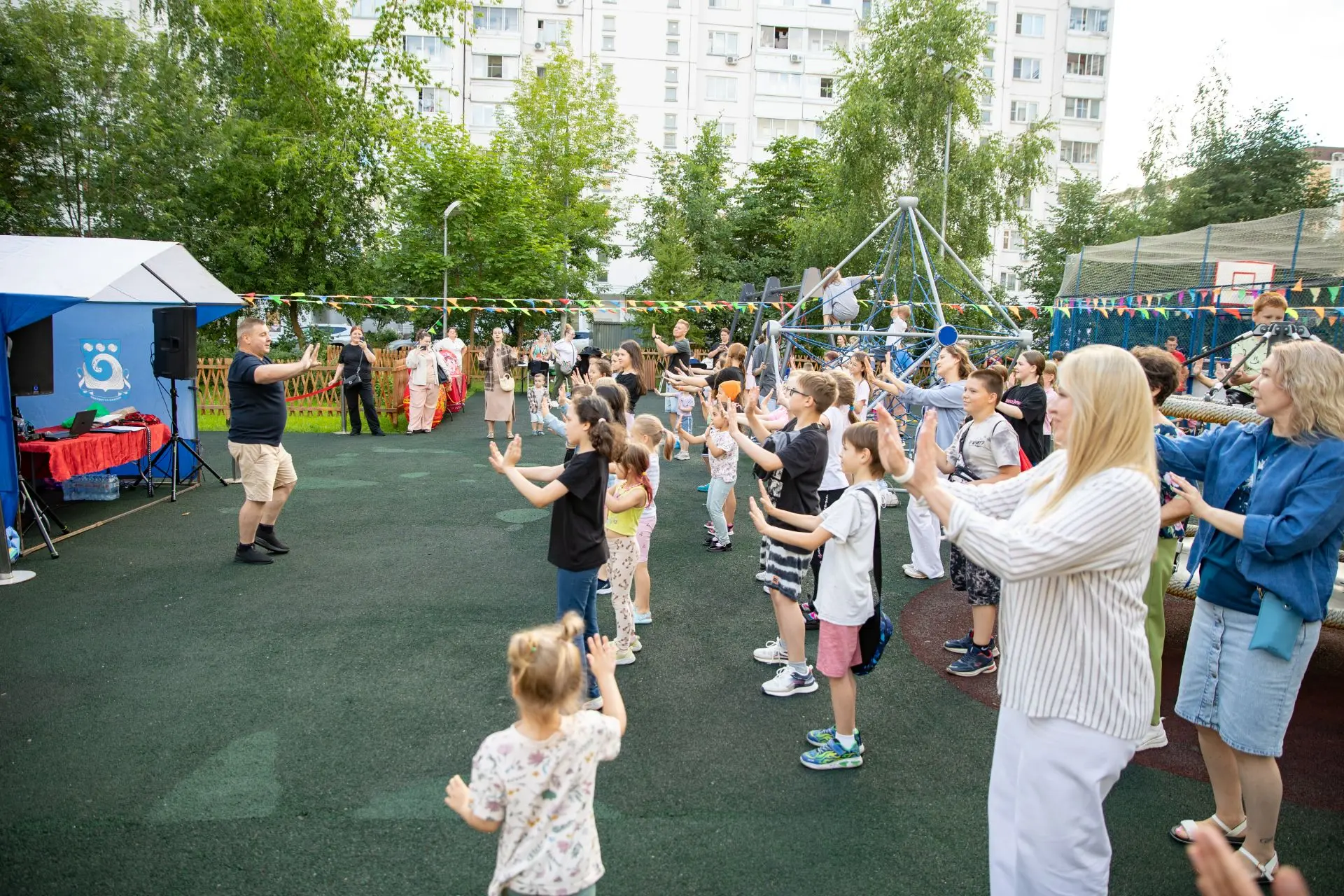 Во дворе на Рудневке, 16 прошел семейный праздник добрососедства🏡✨ 

Сегодня дворовая территория до