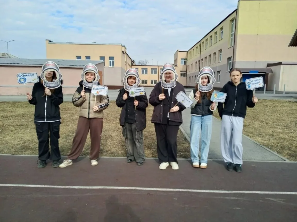 📸 Улыбка Гагарина живёт в нашей школе!  Сегодня наши ученики присоединились к Всероссийской просвети